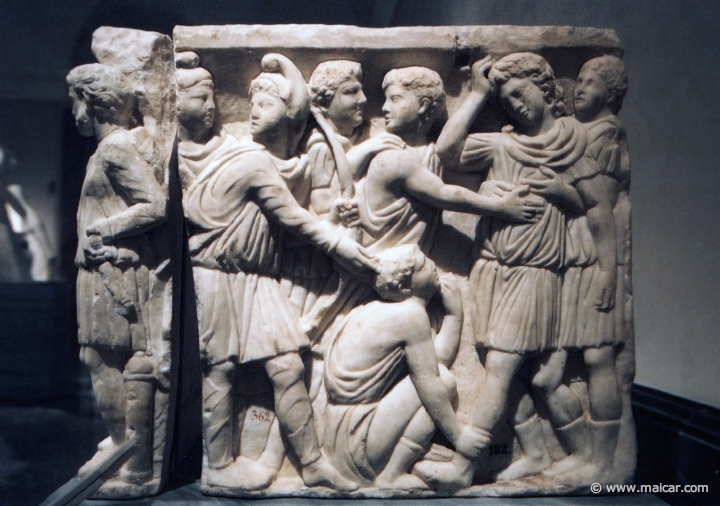 9926.jpg - 9926: Sarcófago con la historia de Aquiles y Políxena. Siglo III d.C. Right side: Death of Achilles, Paris. Museo Nacional del Prado.
