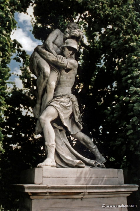 0727.jpg - 0727: Aeneas carrying his father Anchises. Schönbrunn Schloß.