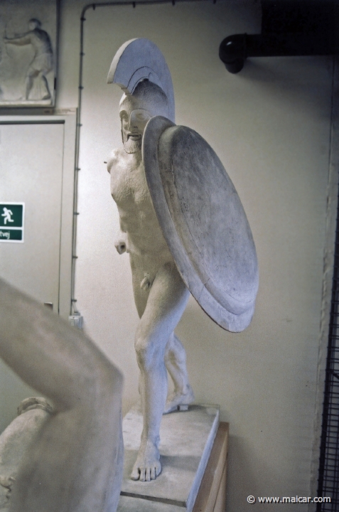 8807.jpg - 8807: Stående kriger. Graesk, arkaisk 485-480 f.Kr. Marmor, fra Aphaia-templet på Aigina, østgavlen fig. II. Glyptothek München. Den Kongelige Afstøbningssamling, Copenhagen.