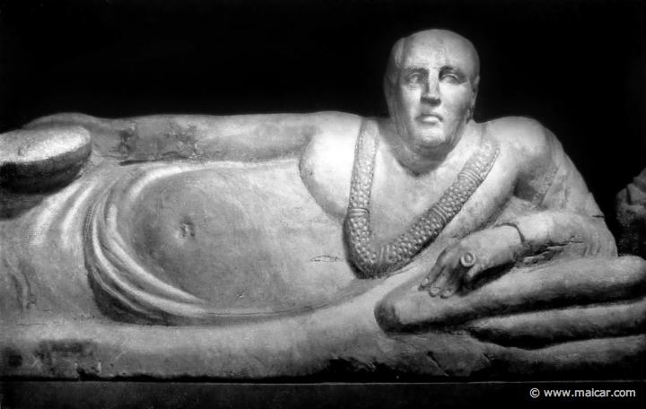 hek132.jpg - hek132: Deckelfigur einer etruskischen Aschenurne. Florenz, Archäaologisches Museum. Die Bildniskunst der Griechen und Römer, von Anton Heckler (1912).