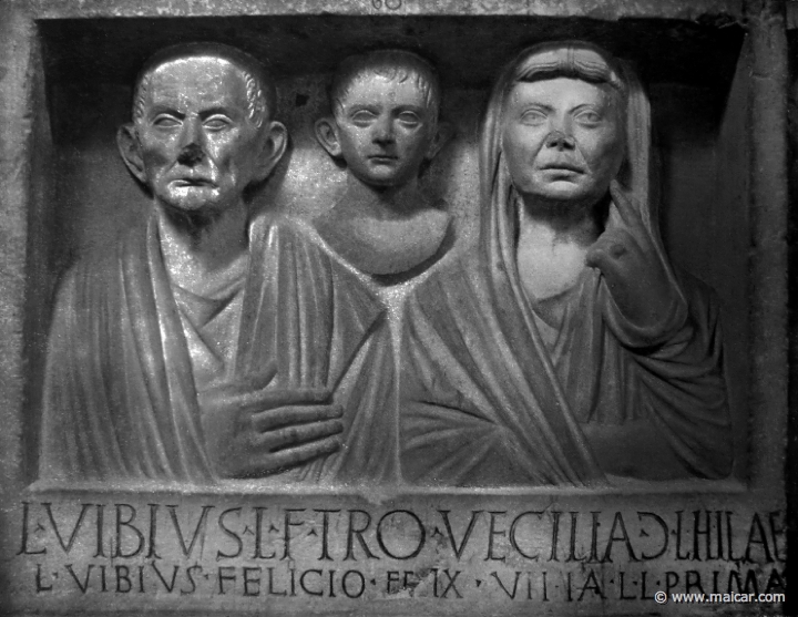 hek134.jpg - hek134: Grabstein eines L. Vibius und seiner Familie. Die Bildniskunst der Griechen und Römer, von Anton Heckler (1912).