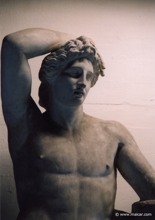 8634.jpg - 8634: Apollon ‘Lykeios’. Originalen i marmor findes i Louvre, Paris. Romersk kopi efter aeldre forbillede, Praxiteles, Graesk, Klassisk, ca 350 f.Kr. Den Kongelige Afstøbningssamling, Copenhagen.