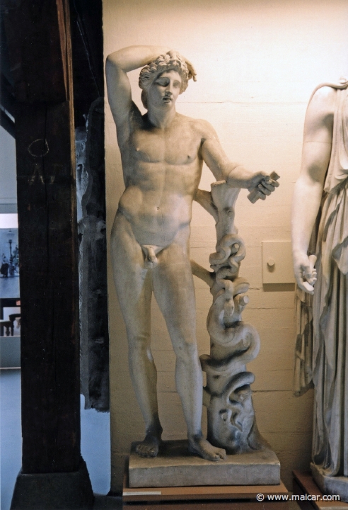 8635.jpg - 8635: Apollon ‘Lykeios’. Originalen i marmor findes i Louvre, Paris. Romersk kopi efter aeldre forbillede, Praxiteles, Graesk, Klassisk, ca 350 f.Kr. Den Kongelige Afstøbningssamling, Copenhagen.