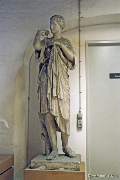 8720.jpg - 8720: Diana fra Gabii. Praxiteles, Graesk, senkl. midt 4 årh. f. Kr. (Romkopi). Paris, Louvre. Den Kongelige Afstøbningssamling, Copenhagen.
