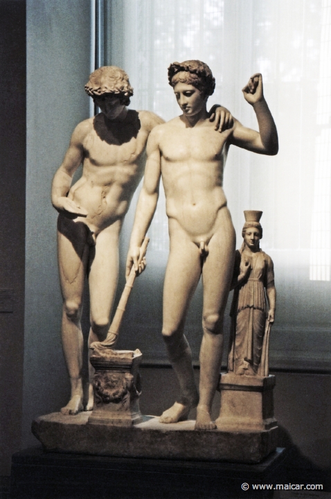 9730.jpg - 9730: «Grupo de San Ildefonso». Finales del siglo I d.C. Orestes y Pilades con la imagen de Artemisa de Táuride. Museo Nacional del Prado.