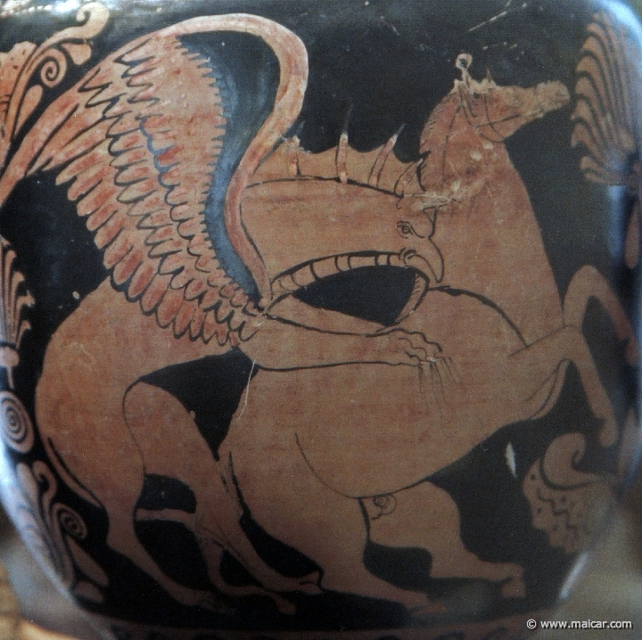 10009.jpg - 10009: Un grifo ataca a un caballo. Ànfora de Lucania (Magna Grecia) 350 a.C. Museo Arqueológico Nacional.
