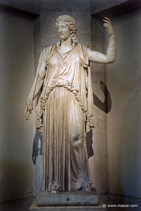 9734.jpg - 9734: Deméter del tipo «Madrid-Capitolio». Comienzos del siglo III d.C. Museo Nacional del Prado.