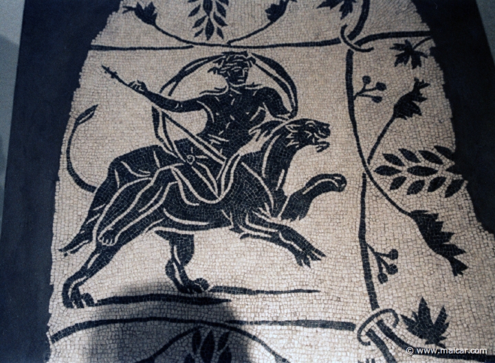 5819.jpg - 5819: Dionysos chevauchant une panthère. IIe siècle après J.-C. Ostia Antica, réserves. Musée Rath, Genève.