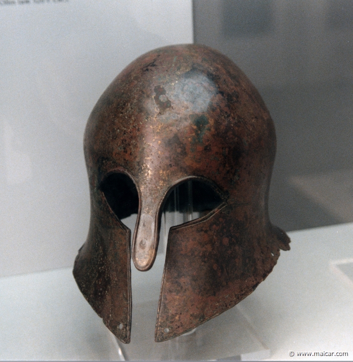 2336.jpg - 2336: Korintischer Helm, Tarent. 1. Hälfte 6 Jhr. v. Chr. Museum für vor und frügeschichte, Berlin.
