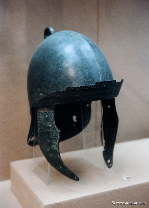 3419.jpg - 3419: Helm eines Legionärs. Römisch Kaiserzeit. Museum für Kunst und Gewerbe, Hamburg.