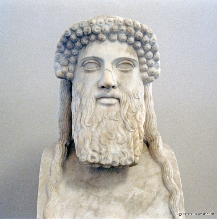 2123.jpg - 2123: Hermes Propylaios. Römische Kopia nach der um 450/40 v. Chr. vor den Propyläen auf der Akropolis von Athen aufgestellten Hermes des Bildhauers Alkamenes. Marmor.