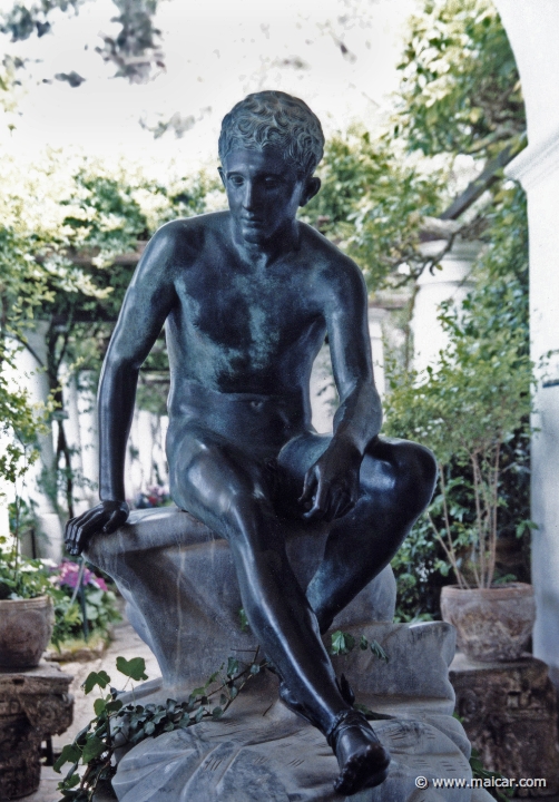 7436.jpg - 7436: Resting Hermes. Ruhender Hermes aus Herkulaneum. Vielleicht ein griechisches Originalwerk aus die Schule des Lysippos. Axel Munthe's Villa San Michele, Capri.