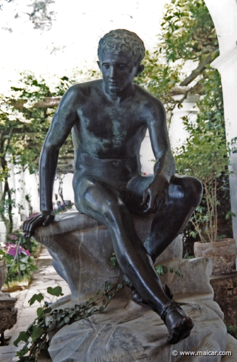 7437.jpg - 7437: Resting Hermes. Ruhender Hermes aus Herkulaneum. Vielleicht ein griechisches Originalwerk aus die Schule des Lysippos. Axel Munthe's Villa San Michele, Capri.