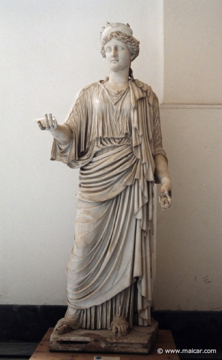 7008.jpg - 7008: Statua della dea Nemesi. Replica di età antonina del II sec. d.C. da originale greco del 430 a.C. circa. National Archaeological Museum, Naples.