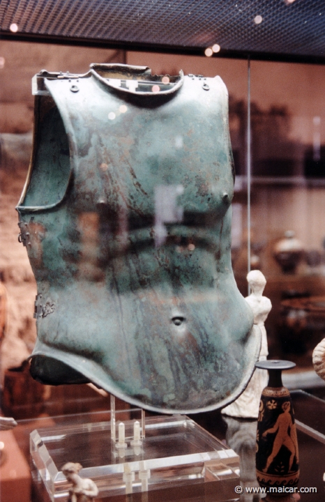 3414.jpg - 3414: Muskelpanzer unteritalien spätes 4 Jh. v. Chr. Bronze. Museum für Kunst und Gewerbe, Hamburg.