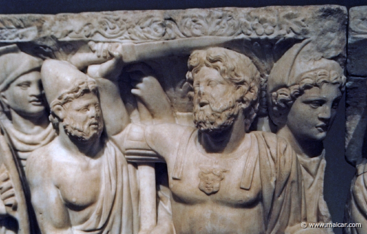 9929.jpg - 9929: Sarcófago con la historia de Aquiles y Políxena. Siglo III d.C. Museo Nacional del Prado. Front detail: Odysseus, Agamemnon, Paris.