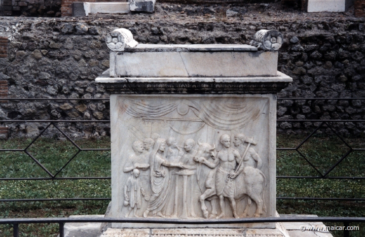 7406.jpg - 7406: Altar. Temple of Vespasian. Pompeii.