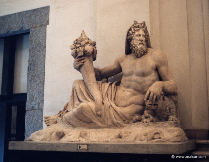 7032.jpg - 7032: Statua di Divinità Fluviale. Collezione Farnese II sec. d.C. Testa antica non pertinente. National Archaeological Museum, Naples.