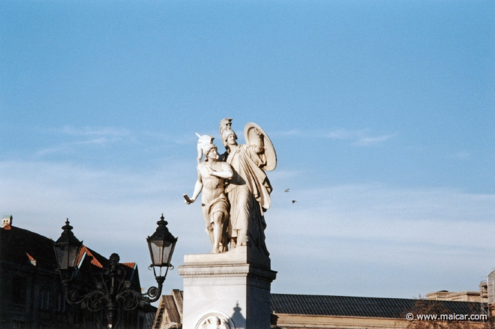 2217.jpg - 2217: Gustav Bläser, 1854: Athena protecting a warrior. Schloßbrücke, Berlin.