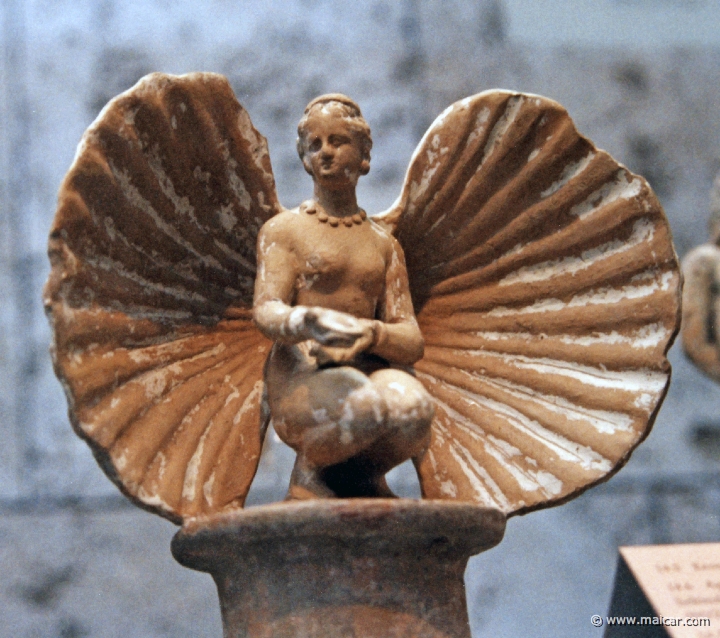0305.jpg - 0305 Aphrodite aus Unteritalien 220-180 v. Chr. (Terrakotta). Staatliches Antikensammlungen, München.