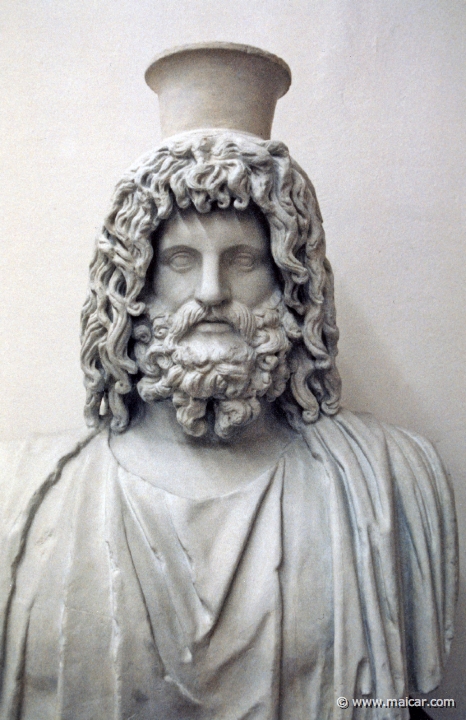 0330.jpg - 0330: Bust of Serapis-Helius/Sol. Roman marble copy of a Greek original. Bryaxis 320 BC. Vatican. Archaeologie Staatssamlung.