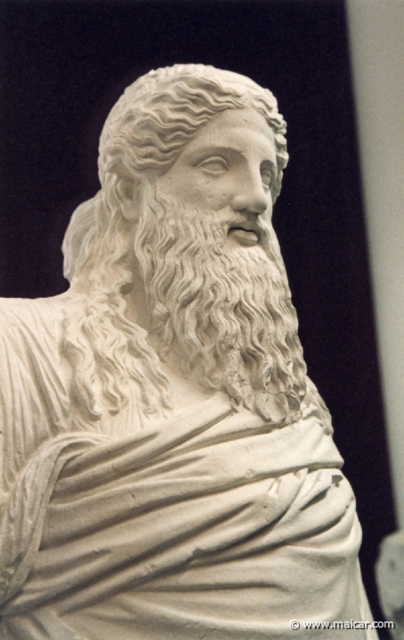 0332.jpg - 0332: Sardanapal, Dionysos av “Cato-Villa” bei Monteporzio. 300 f. Kr. Vatikanen. Archaeologie Staatssamlung, München.