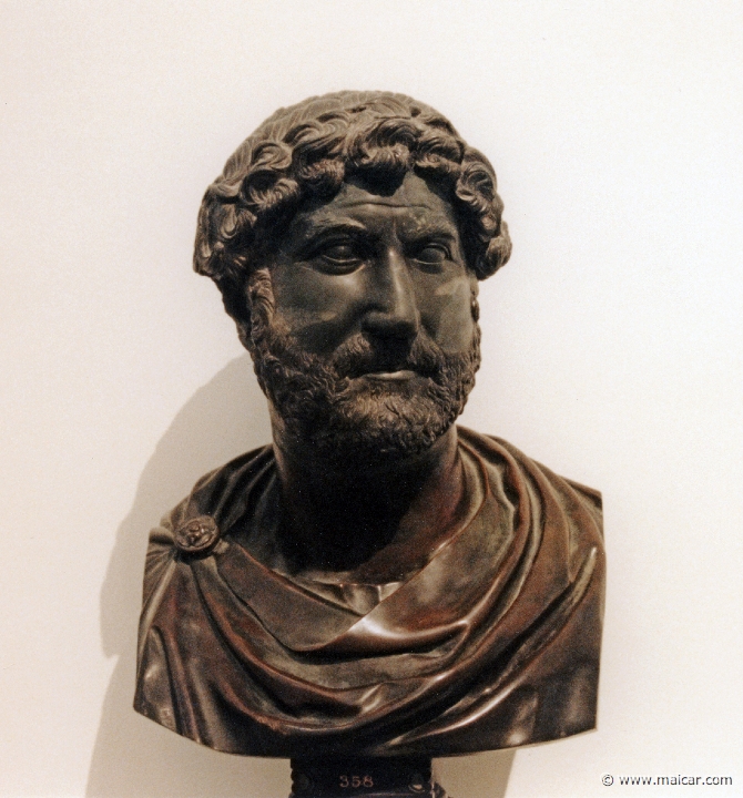 2106.jpg - 2106: Bildnis des Kaisers Hadrian (117-138 n. Chr.) Erworben 1876 in Rom. Basalt, um 120 n. Chr. Bronzebüste modern. Hadrian (AD 76-138). Altes Museum, Berlin.