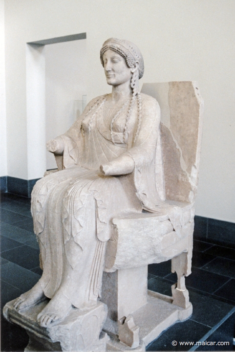 2119.jpg - 2118: Thronende Göttin. Vielleicht Kultbild der Unterweltsgöttin Persephone. Tarent 480-460 v. Chr, marmor. Pergamon Museum, Berlin.