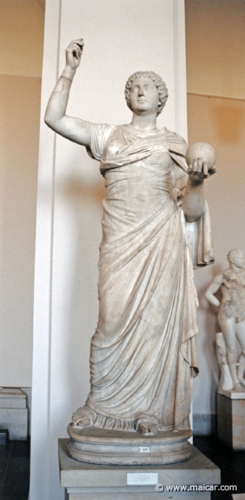 2125.jpg - 2125: Frauenstatue. Urania, 2 Jh. n. Chr. nach 350 v. Chr. Römische Kopie. Pergamon Museum, Berlin.