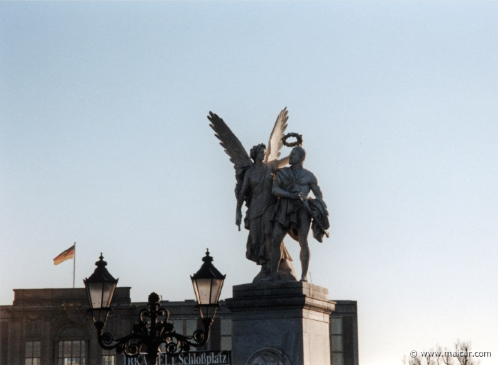2210.jpg - 2210: Friedrich Drake, 1857: Nike crowning a warrior. Schloßbrücke, Berlin.