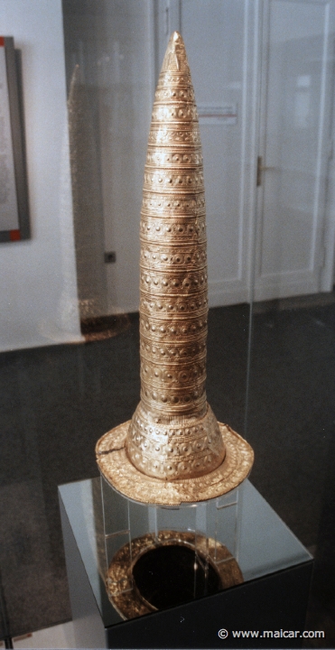 2337.jpg - 2337: Zeremonialhut der Bronzezeit. Späte Bronzezeit 1000-800 v. Chr.