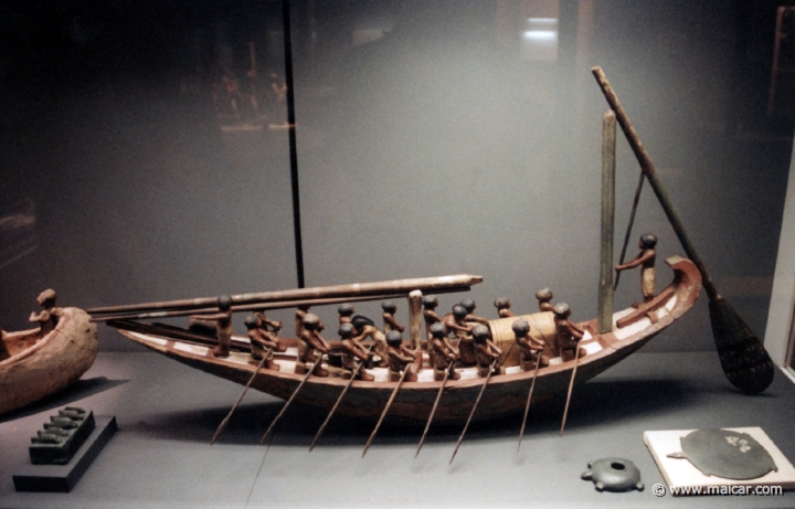 2413.jpg - 2413: Verkehrsader Nil. Modell eines Ruderbootes aus dem Grab des Mentuhotep in Theben-West, c. 2000 v. Chr. Ägyptysche Museum, Berlin.
