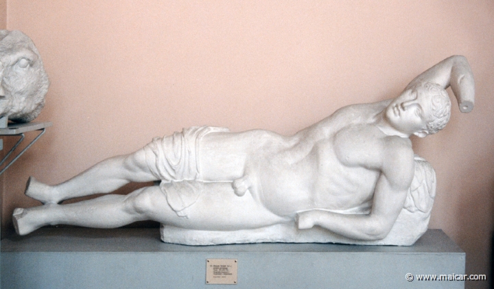 5217.jpg - 5217: Dying Niobid c. 450 BC. Original marble in Glyptotek, Copenhagen. Antikmuseet, Lund.