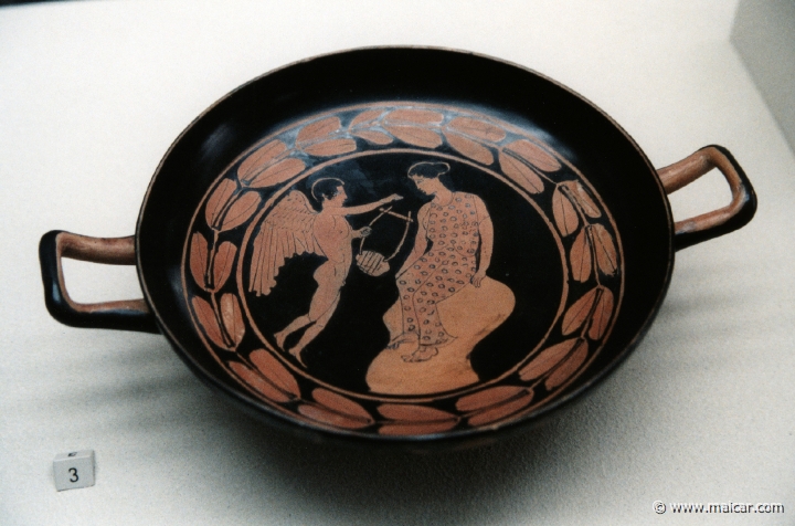 5730.jpg - 5730: Coupe. Muse sur l’Hélicon avec Eros. Manière du “Peintre de Heidelberg”, vers 430 avant J.-C. Musée d'Art et d'Histoire, Genève.