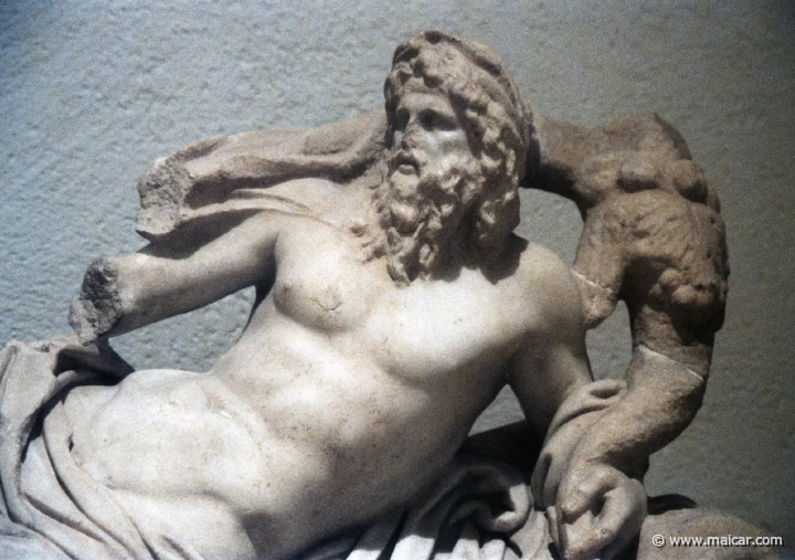 5806.jpg - 5806: Divinité fluviale personnifiant vraisemblablement le Tibre, 100-150 après J.-C. Ostia Antica, Musée. Musée Rath, Genève.