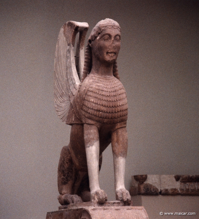 6028.jpg - 6028: Sphinx de la colonne des Naxiens, 570-560 avant J.-C.). Archaeological Museum, Delphi.
