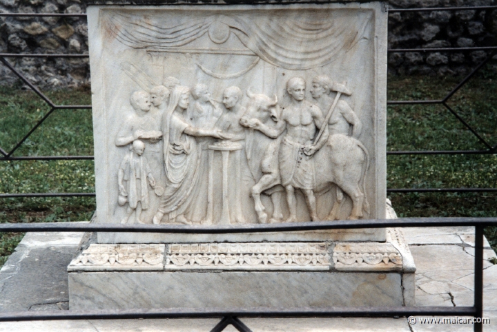 7405.jpg - Altar. Temple of Vespasian. Pompeii.