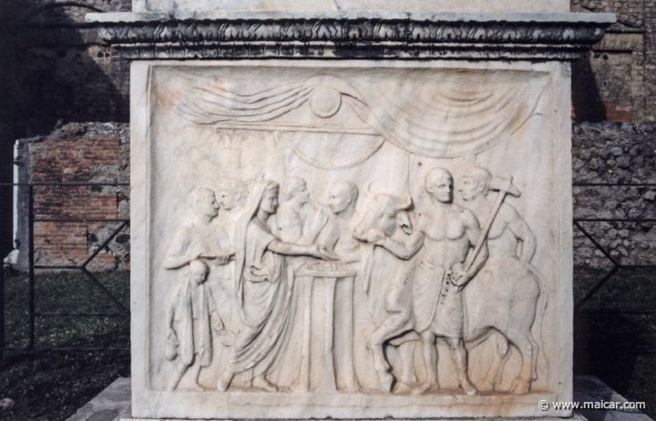 7421.jpg - Altar. Temple of Vespasian. Pompeii.