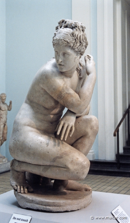 7923.jpg - 7923: Marble statue of crouching Aphrodite bathing. Roman, 2nd century AD. British Museum, London.