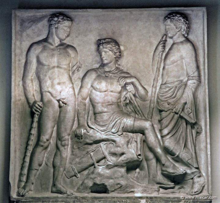 8828.jpg - 8828: Herakles, Peirithoos og Theseus. Graesk, ca. 430 f. Kr. (Romkopi). Rom, Museo Torlonia. Den Kongelige Afstøbningssamling, Copenhagen.