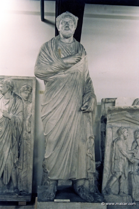 8901.jpg - 8901: Julian Apostata (361-63) som praest. Romersk, 4 årh. Marmor Louvre, Paris. Den Kongelige Afstøbningssamling, Copenhagen.