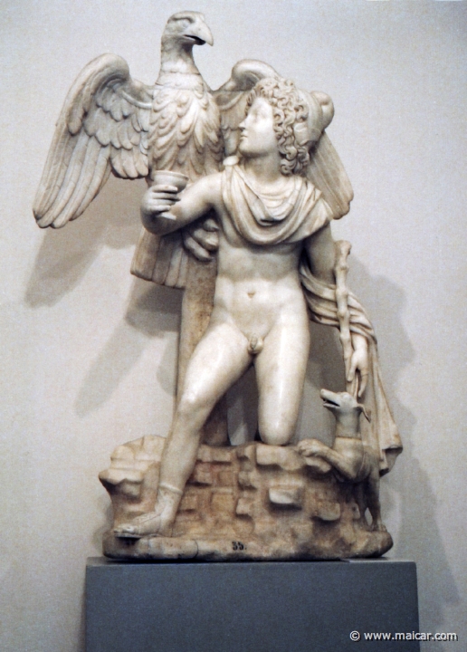 9702.jpg - 9702: Ganimedes, 160-170 d.C. Mármol. Obra decorativa romana basada en una iconografía helenística que surge a partir del siglo III a.C. Museo Nacional del Prado.