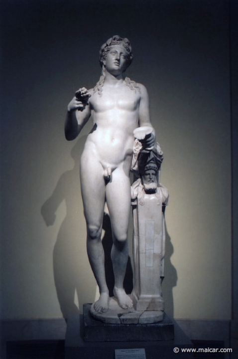 9705.jpg - 9705: Dioniso del «tipo de Madrid-Varese». Hacia 150 a.C. Mármol. Copia romana de un original griego fechable hacia el 125-100 a.C. Museo Nacional del Prado.
