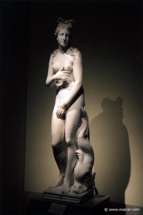 9712.jpg - 9712: «Venus del delfín». Hacia 140-150 d.C. Copia romana de un original helenístico fechable entre 280 y 250 a.C. Museo Nacional del Prado.