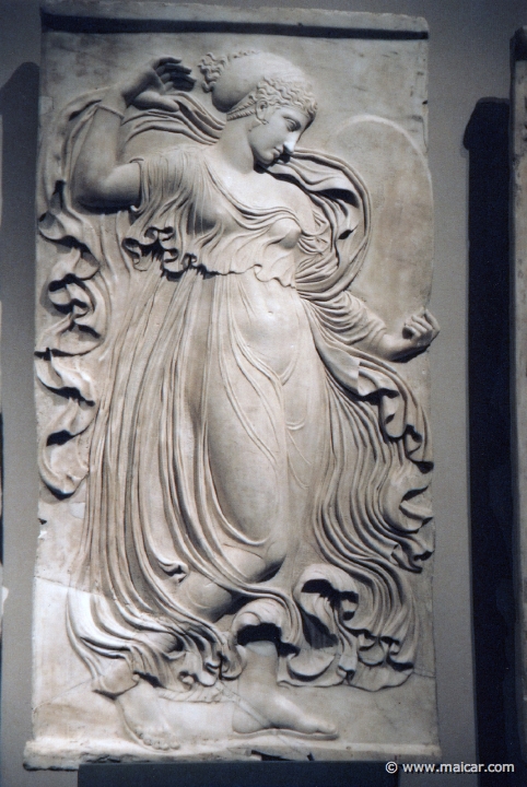 9919.jpg - 9919: Relieve con ménade bailando, 120-140 d.C. Copia romana de relieve ejecutado en Atenas a finales del siglo V a.C. Museo Nacional del Prado.