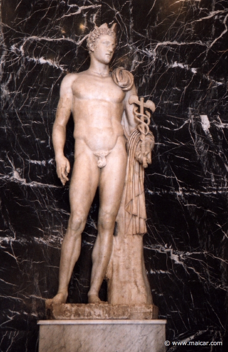 10013.jpg - 10013: Hermes. Descanso en la escalera del Museo Arqueológico Nacional.