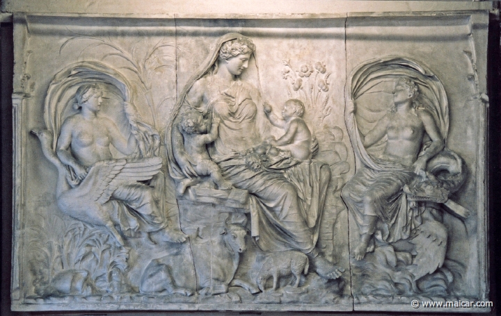 8837.jpg - 8837: Frugtbarhedsgudinden Tellus mellem Aurae (vinde). Romersk, 9 f. Kr. Marmor, Ara Pacis. Østriden, Marsmarken, Rom. Den Kongelige Afstøbningssamling, Copenhagen.