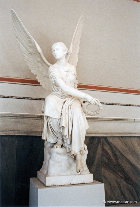 2109.jpg - 2109: Sitzende kranzwerfende Viktoria 1838-45. Christian Daniel Rauch Arolsen, 1777-1857. Dresden. Altes Museum, Berlin.